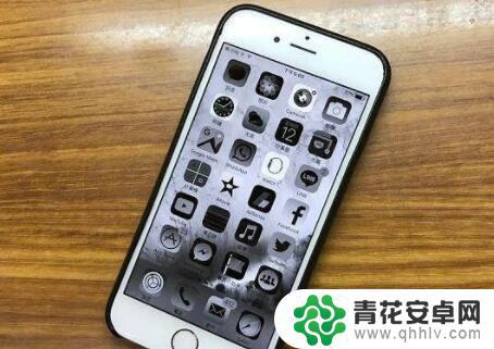 苹果手机屏幕黑白怎么办 iPhone手机屏幕突然变黑白屏了怎么办