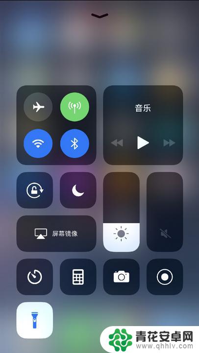 iphone手电筒在哪里设置 怎么在苹果手机上使用手电筒功能