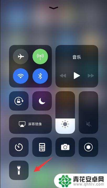 iphone手电筒在哪里设置 怎么在苹果手机上使用手电筒功能