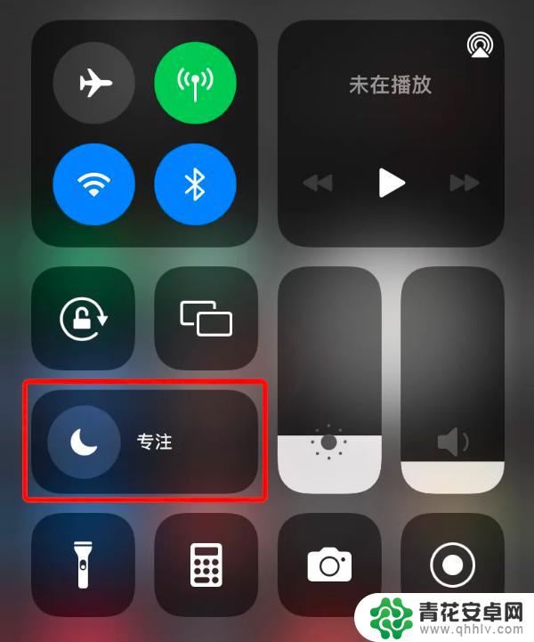 苹果手机左上角小人图标什么意思 iPhone 状态栏中的爱心图标是什么功能