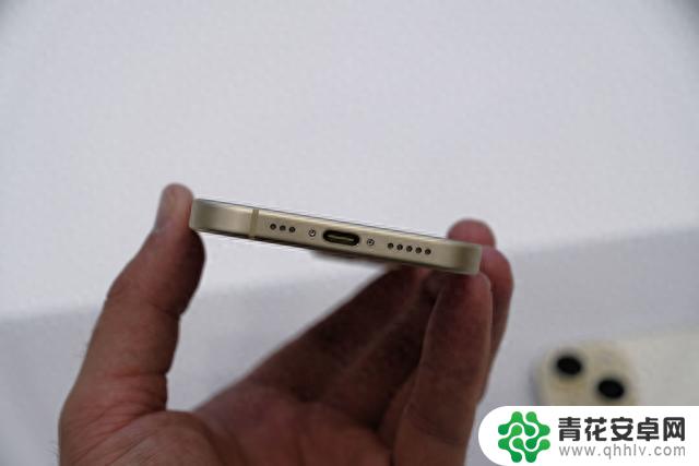 苹果iPhone 15/Plus真机上手：采用USB-C接口，支持灵动岛