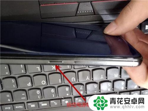 w740手机怎么打不开了 手机突然黑屏无法开机怎么办