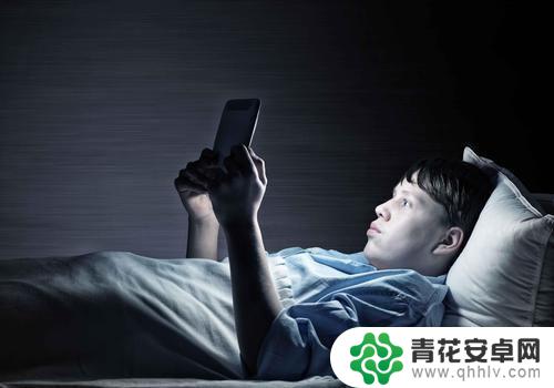 为什么人们总是看着手机屏幕上的“黑条”,手机是否对眼睛有害?