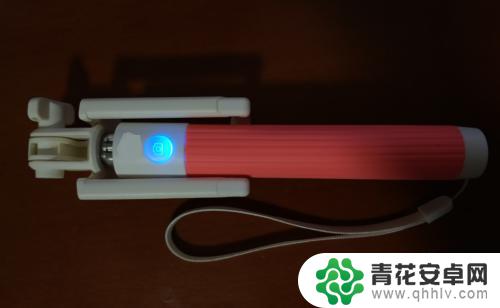 手机怎么夹在自拍杆上 手机自拍杆的使用方法
